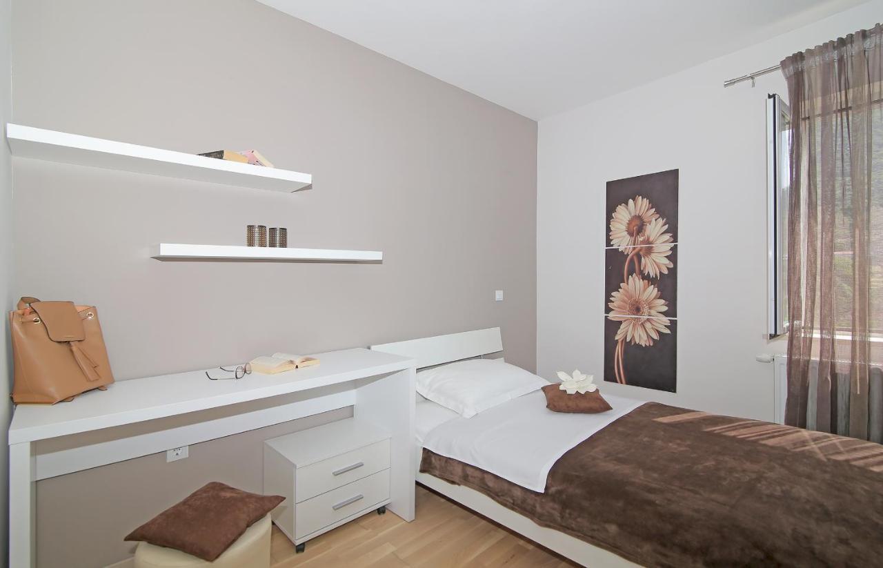 Apartment Moretic Gromaca ภายนอก รูปภาพ