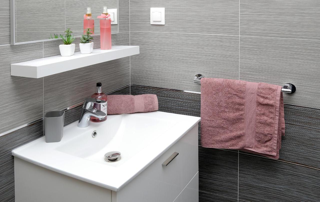 Apartment Moretic Gromaca ภายนอก รูปภาพ